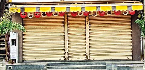 निरा : किराणा व्यापार्यांचा बंदला पाठिंबा