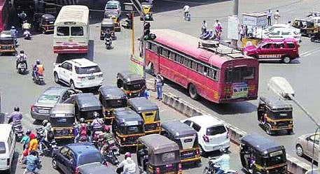 विमाननगरमधील सिग्नल बंद असल्याने वाहतूक कोंडी