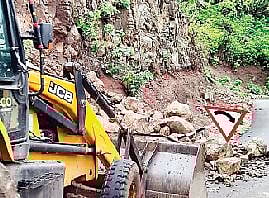 सिंहगड घाट रस्त्यावरील दरड काढली