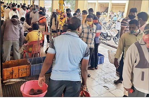 पळसदेवमधील मटण, चिकन, मासे, अंडी खरेदी करण्यासाठी अशी गर्दी केली होती.