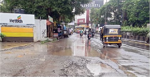 हडपसर : वाहनांच्या वेगाला खड्ड्यांचा अडसर; रस्त्यांच्या दुरवस्थेमुळे उपनगरांत वाहतूककोंडीचे चित्र