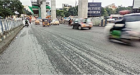 कल्याणीनगर येथील अॅडलॅब चौकात पावसामुळे रस्त्यावर खड्डे पडले आहेत.