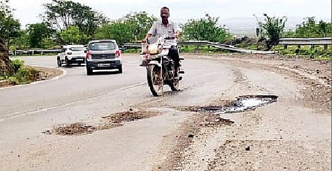 दिवे घाट रस्त्यावर खड्डे