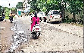 नारायणगाव : पादचारी मार्गावर होतेय पार्किंग