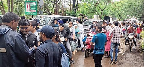 वेल्हे : सिंहगडावर पर्यटकांची उच्चांकी गर्दी