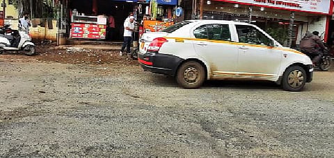 औंध रस्त्यावरील खड्डे बुजविले