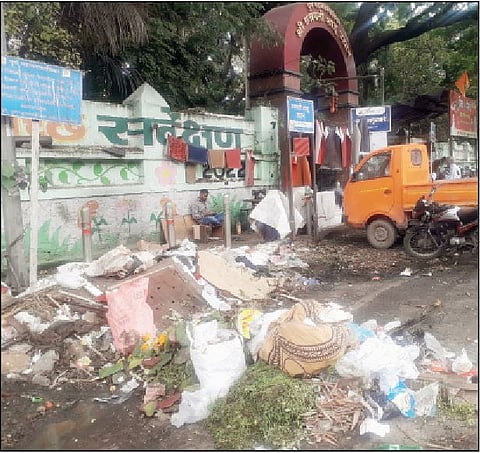 सोमवार पेठेतील शाहू उद्यानासमोर कचरा