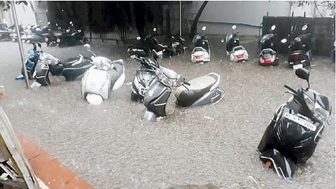खडकीत 40 दुचाकी बुडाल्या; काही दुकानांतही शिरले पाणी
