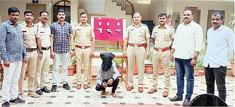 पिस्तुले व जिवंत काडतुसे विक्रीसाठी आलेल्या युवकाला तालुका पोलिसांनी अटक केली.