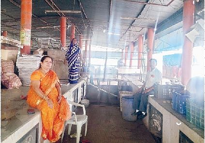 ग्राहकांविना शांताई भाजी मंडईतील दुकाने ओस पडली आहेत.