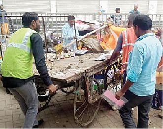 औंध-बाणेर क्षेत्रीय कार्यालयाने डीपी रस्त्यावर वाहतुकीस अडथळा ठरणार्या फळ व भाजी विक्रेत्यांवर अतिक्रमणविरोधी कारवाई केली.