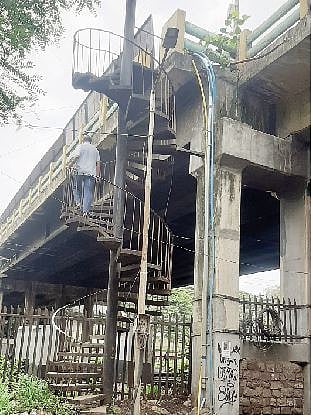 साधू वासवानी उड्डाणपुलाच्या लोखंडी जिन्यांची झालेली दुरवस्था.