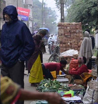 बाजारतळाला आले नाल्याचे स्वरूप; बाजारात बसायचे कोठे हा शेतकर्यांचा प्रश्न
