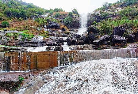 कार्ला : पावसामुळे भाजे धबधबा ओसंडून वाहू लागला