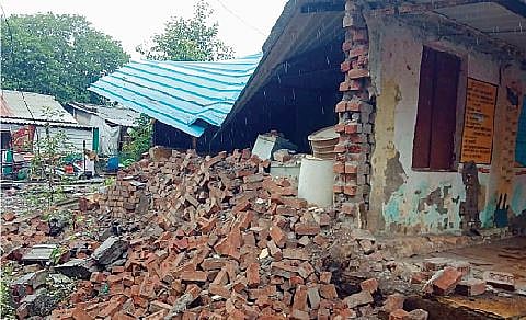 कामशेत : उकसानमध्ये शाळेची भिंत कोसळली