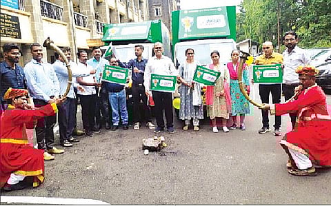 पीक विमा योजनेच्या प्रचार-प्रसिद्धी रथाच्या उद्घाटनप्रसंगी कृषी विभागाचे अधिकारी.