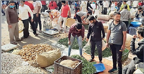 संततधारेने फळभाज्यांची आवक रोडावली