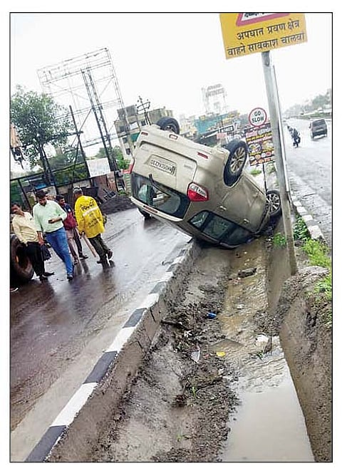 हरिश्चंद्री (ता. भोर) महामार्गावर उलटलेली कार.