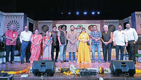 मुंबई : चित्रपट निर्मात्या सुषमा शिरोमणी, गीतकार किशोर कदम, शाहीर नंदेश उमप, दिग्दर्शक प्रवीण तरडे, अभिनेते प्रसाद ओक यांना शाहीर दादा कोंडके स्मृती गौरव पुरस्कार देऊन गौरवण्यात आले.