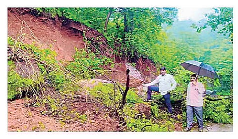 आदिवासी भागातील सावरली येथे दरड कोसळल्याने रस्ता बंद झाला आहे.