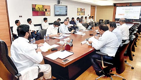 बंगळूरू-मुंबई कॉरिडॉरसाठीच्या बैठकीत सहभागी झालेले मुख्यमंत्री एकनाथ शिंदे. शेजारी अधिकारी.