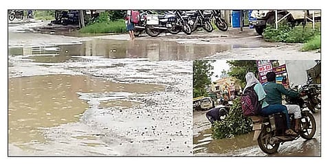 गणोरे : येथील सेंट्रल बँकेसमोरील खड्ड्याचा अंदाज न आल्याने चार्याचे ओझे घेऊन चाललेला शेतकरी दुचाकीसह डबक्यात पडलेला इनसॅटमध्ये दिसत आहे. ( छाया : जगन्नाथ आहेर)