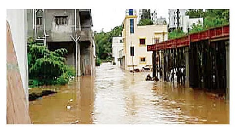 अनधिकृत प्लॉटिंगमध्ये झालेल्या बांधकामांमध्ये घुसलेले पाणी.