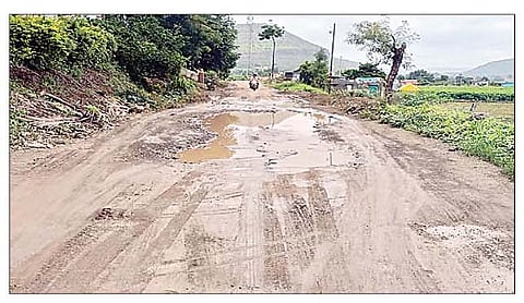 बोटा : घारगाव ते कोठे बुद्रुक रस्त्याची झालेली दयनीय अवस्था. रस्त्यावर खड्ड्यांचे साम्राज्य व चिखल पसरला आहे. छाया : सतीश फापाळे