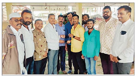 मंचर येथील कृषी उत्पन्न बाजार समितीत भाजीपाला घेऊन आलेल्या शेतकर्याची चेन अडतदार धनेश निघोट यांनी प्रामाणिकपणे परत केली.