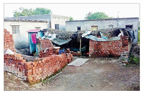 न्हावी येथे शासनाच्या जागेवर अनधिकृतपणे बांधलेली घरे.