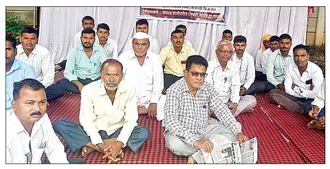 पाथर्डी : अडवलेला रस्ता खुला करावा या मागणीसाठी मांडवे गावातील ग्रामस्थांचे तहसील कार्यालयासमोर उपोषण. (छाया : अमोल कांकरिया)