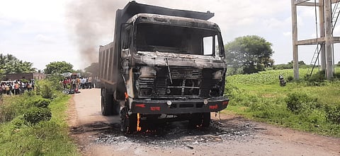 संतप्त गावकऱ्यांनी पेटवलेल्या हायवा ट्रकची अवस्था