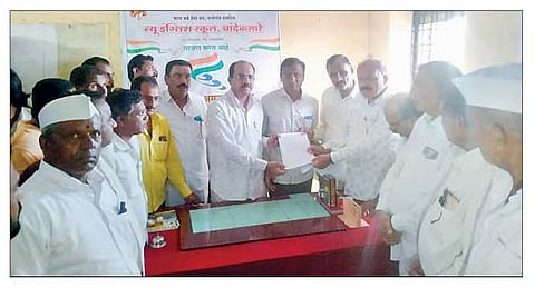 चांदेकसारे : शाळा इमारतीसंदर्भात निवेदन देताना चांदेकसारेचे ग्रामस्थ.