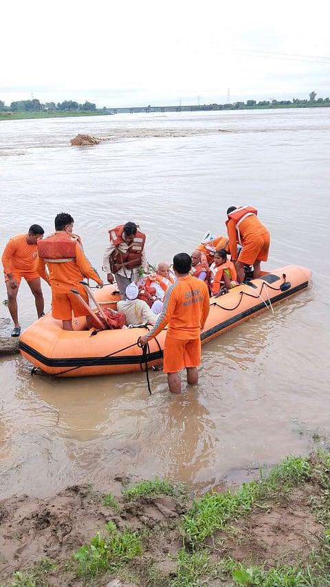 नागपूरसह पूर्व विदर्भात पावसाचा जोर कायम, भंडारा जिल्ह्यात मंदिरात अडकलेल्या भाविकांची सुटका