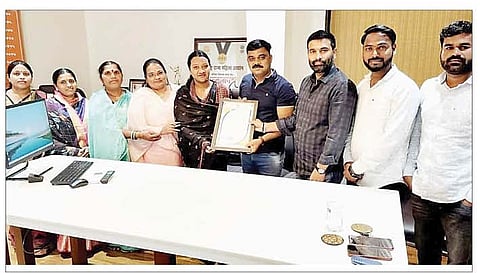 आयएसओ 9001:2015 मानांकन स्वीकारताना सरपंच अमोल कोंडे व इतर मान्यवर.