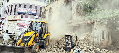 नगर : धोकादायक इमारती जमीनदोस्त