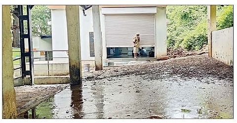 भास्करघाट येथील शवदाहिनीच्या इमारतीकडे जाणार्या मार्गावर साचलेला चिखल.