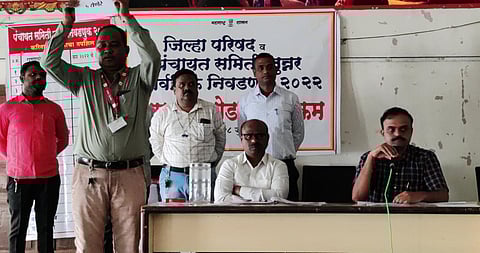 जुन्नर तालुक्यातील १८ गणांची आरक्षण सोडत जाहीर करताना उपजिल्हाधिकारी श्रीमंत माने, तहसिलदार रविंद्र सबनीस व उपस्थित.