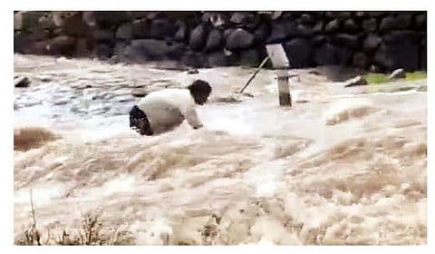 गोद्रे (ता. जुन्नर) येथील ओढा पार करताना वाहून जाणारा युवक.