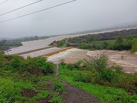 कडूस गावातील पाझर तलावाच्या सांडव्यावरून वाहणारे पाणी. (छाया : तुषार मोढवे)