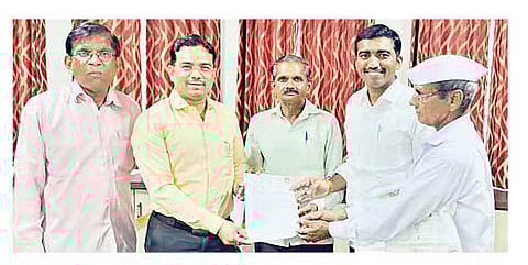 नगर : कामरगाव येथील रस्त्याच्या दुरुस्तीसाठी बांधकाम विभागाचे कार्यकारी अभियंता अंकुश पालवे यांना निवेदन देताना सरपंच तुकाराम कातोरे आदी.