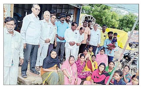 वांबोरी : वांबोरीतील कलावंत कांताबाई यांच्या कुटुंबीयांना ज्येष्ठ नागरिकांच्या वतीने मदत करण्यात आली.