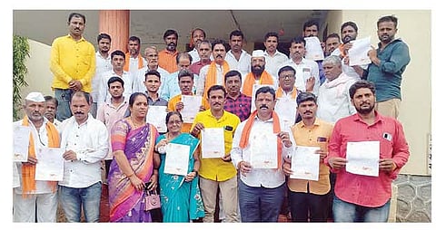 कर्जत : कर्जत व जामखेड तालुक्यातील शिवसैनिकांनी पाठिंब्याचे प्रतिज्ञापत्र शिवसेना पक्षप्रमुख उद्धव ठाकरे यांना पाठविले आहे.