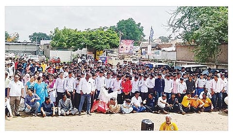 कर्जत : रथयात्रेनंतर कर्जत शहर स्वच्छ करण्यासाठी राबविण्यात आलेल्या महाश्रमदानात अनेक जण सहभागी झाले होते.