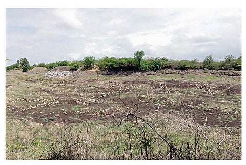 राशीन : कर्जत तालुक्यातील करपडी येथील कोरडाठाक पडलेला पाझर तलाव. (छाया ः किशोर कांबळे)