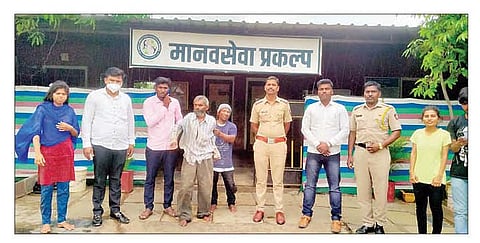 नगर : येथील मानवसेवा पुनर्वसन केंद्रात दाखल केलेल्या व्यक्तीसह पोलिस व कर्मचारी.