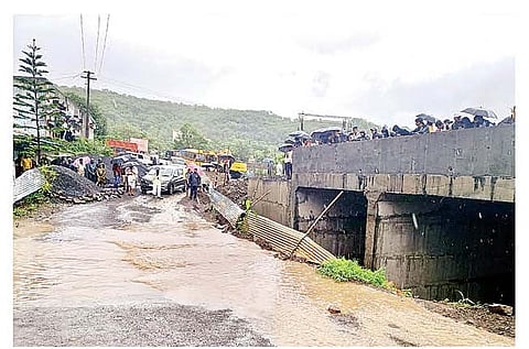 अतिवृष्टीच्या पुरात पुणे-पानशेत रस्त्यावरील खानापूर येथील ओढ्यातील पर्यायी रस्ता बुडाल्याने दुपारी शंभराहून अधिक गावांचा संपर्क तुटला. पर्यायी रस्त्यावरून वाहणारे पाणी.