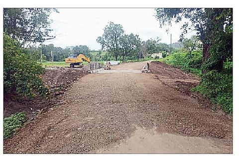 खंडोबाच्या मंदिराकडे जाणारा पूल वाहतूकीसाठी सुरू करण्यात आला.