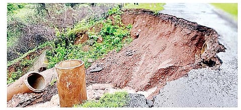 पुणे : कुशिरेचा रस्ता खचल्याने 11 गावांचा संपर्क तुटला