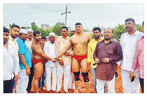 कर्जत : येथील ग्रामदैवत संत सद्गुरू गोदड महाराज यांच्या रथयात्रेनिमित्त भरलेल्या आखाड्यात कुस्ती लावताना मान्यवर.